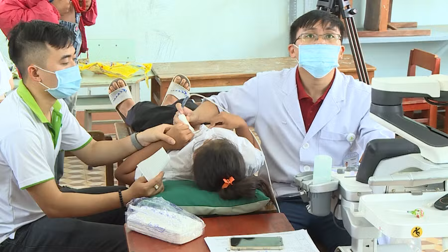 Các y-bác sĩ khám sàng lọc cho trẻ em. Ảnh: Nguyễn Sang Các y-bác sĩ khám sàng lọc cho trẻ em. Ảnh: Nguyễn Sang
