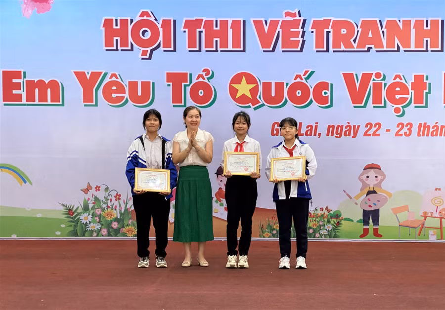 Ban tổ chức trao giải A cho các em khối THCS. Ảnh: Hà Đức Thành