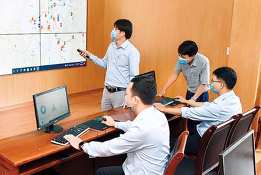 Kỹ thuật viên xử lý thông tin hình ảnh qua camera tại Trung tâm Điều hành đô thị thông minh TP. Pleiku. Ảnh: Đức Thụy