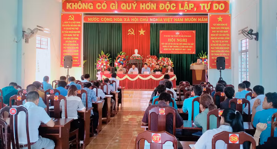 Quang cảnh buổi tiếp xúc cử tri tại xã Kông Lơng Khơng. Ảnh: Hồng Hạnh