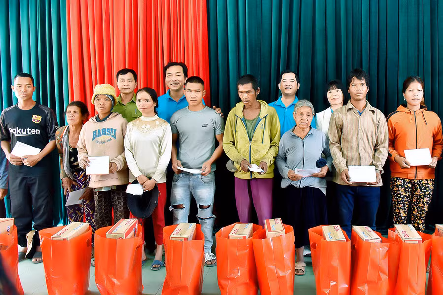 Đại diện đoàn công tác tặng quà cho bà con khó khăn làng Kon Brung, xã Ayun, huyện Mang Yang. Ảnh: Đ.T Đại diện đoàn công tác tặng quà cho bà con khó khăn làng Kon Brung, xã Ayun, huyện Mang Yang. Ảnh: Đ.T