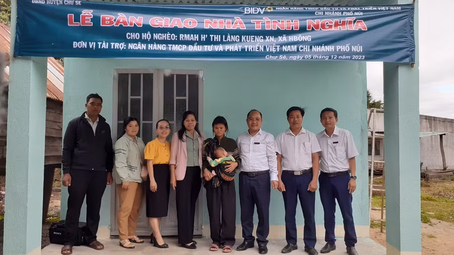 Đoàn công tác bàn giao nhà cho bà Rmah H’Thi tại làng Kueng Xí Nghiệp. Ảnh: Hoàng Viên