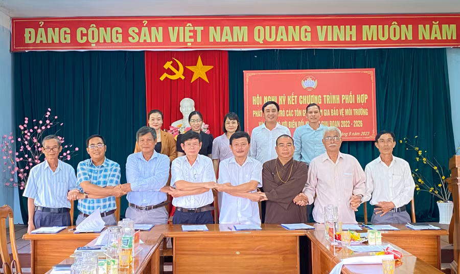 Các đơn vị ký kết phối hợp trong công tác bảo vệ môi trường. Ảnh: Mai Linh