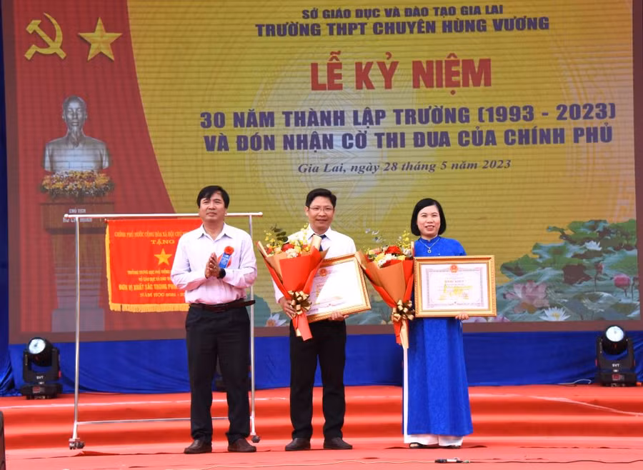 2 giáo viên có thành tích xuất sắc trong các cuộc thi khoa học kỹ thuật, học sinh, sinh viên với ý tưởng khởi nghiệp cấp quốc gia được tặng bằng khen của Chủ tịch UBND tỉnh. Ảnh: Quang Tấn
