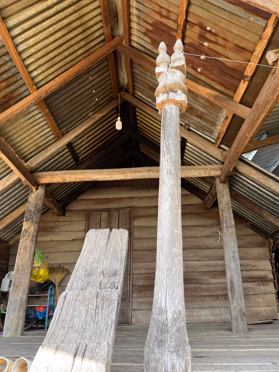 Cầu thang mang đặc trưng của chế độ mẫu hệ của người Jrai. Ảnh: P.L