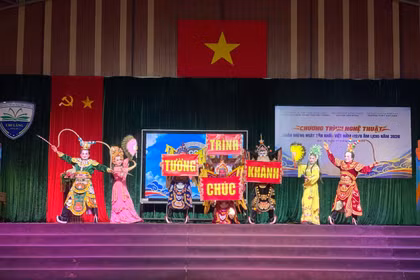 Chương trình là cơ hội để học sinh tiếp cận, tìm hiểu các loại hình nghệ thuật truyền thống. Ảnh: Lam Nguyên