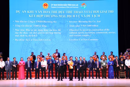 Các đồng chí lãnh đạo tỉnh trao chủ trương đầu tư và giấy chứng nhận đầu tư cho các nhà đầu tư. Ảnh: Tiến Sỹ