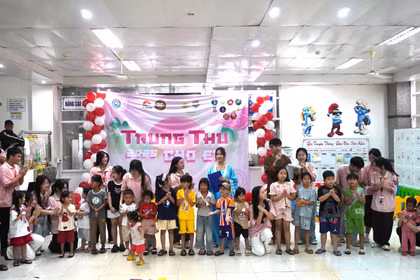 Trung thu ấm áp dành tặng bệnh nhi tại Bệnh viện Sản - Nhi Gia Lai