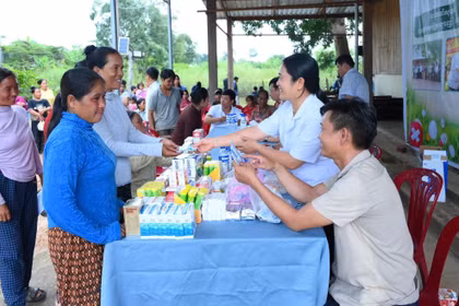 Đoàn Kinh tế - Quốc phòng 74 khám bệnh, cấp thuốc cho công nhân và người dân Campuchia