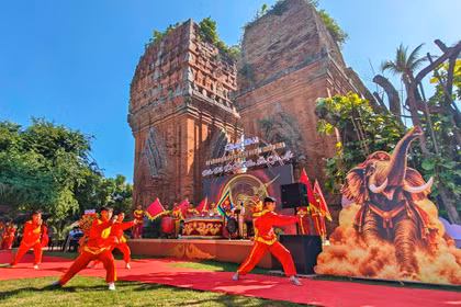 Biểu diễn võ cổ truyền Bình Định trên nền nhạc trống trận Tây Sơn hào hùng. Ảnh: Ngọc Nhuận
