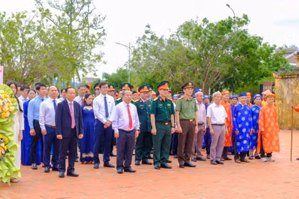 Lãnh đạo tỉnh cùng đại biểu dự lễ dâng hương Tượng đài Hoàng đế Quang Trung tại di tích An Khê Trường. Ảnh: Ngọc Nhuận