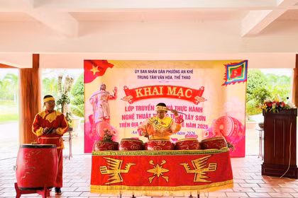 Nghệ nhân ưu tú Nguyễn Thị Thuận biểu diễn Nghệ thuật trống trận Tây Sơn. Ảnh: Thế Huynh