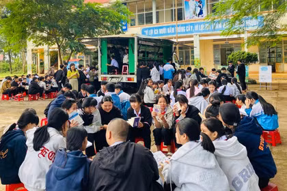Xe thư viện lưu động phục vụ gần 700 học sinh xã Chư Păh. Ảnh: ĐVCC