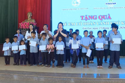 Hội LHPN tỉnh Gia Lai tặng quà cho 100 trẻ em khó khăn ở 4 xã biên giới
