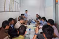 Ông Trần Mạnh Hùng - PGĐ Ban Quản lý Dự án RECAF tại Gia Lai làm việc với UBND xã Kon Chiêng để phối hợp triển khai dự án