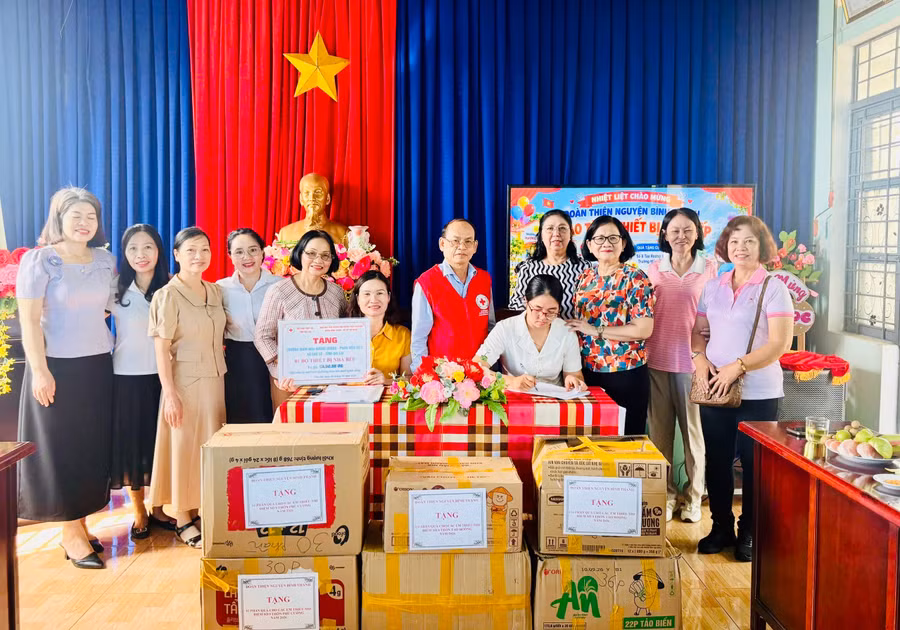 hoi-chu-thap-do-gia-lai-trao-thiet-bi-cho-bep-an-ban-tru-va-tang-qua-cho-hoc-sinh-xa-chu-se-5673.jpg