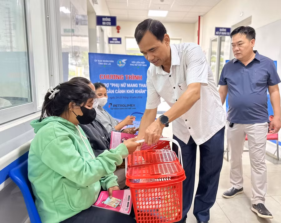benh-vien-san-nhi-gia-lai-tham-kham-suc-khoe-cho-134-thai-phu-co-hoan-canh-kho-khan-6059.jpg