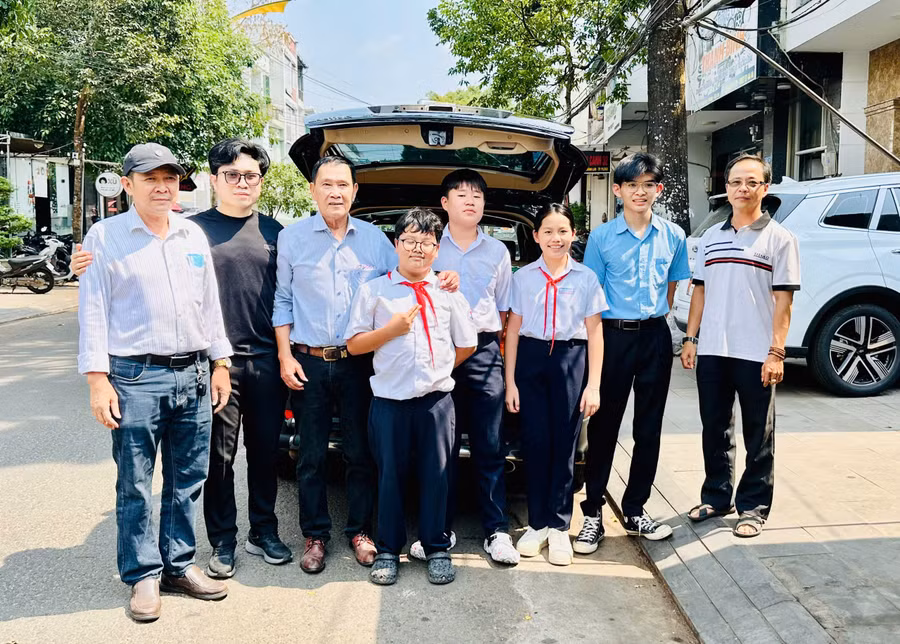 cac-thanh-vien-clb-guitar-thay-va-tro-do-thay-hoa-chuan-bi-chuyen-trao-qua-ho-tro-cac-hoan-canh-kho-khan-dinh-ky-cua-thang-4-2026-anh-nhu-nguyen-anh-chup-ngay-12-4-2026.jpg