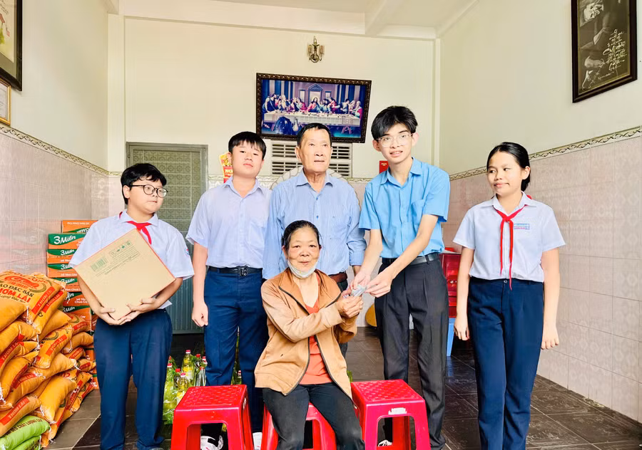 thay-hoa-va-cac-thanh-vien-clb-trao-qua-cho-ba-doan-thi-tan-anh-nhu-nguyen-anh-chup-ngay-12-4-2026.jpg