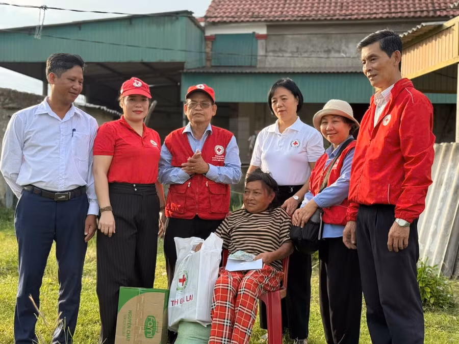 hoi-ctd-tinh-gia-lai-tham-tang-qua-cac-ho-bi-anh-huong-boi-bao-lu-tai-tinh-ha-tinh-thang-10-vua-qua-anh-dvcc.jpg