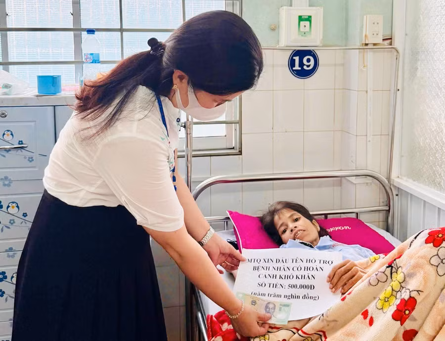 ngoai-ho-tro-bhyt-to-cong-tac-xa-hoi-benh-vien-da-khoa-tinh-con-ket-noi-van-dong-va-to-chuc-tham-hoi-tang-qua-benh-nhan-mac-benh-hiem-ngheo-co-hoan-canh-kho-khan-anh-nhu-nguyen.jpg