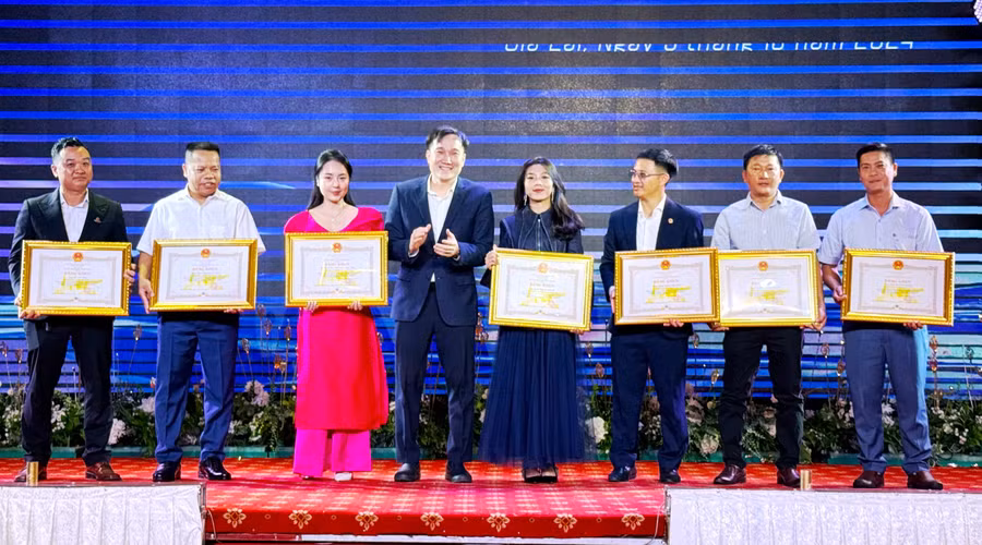 pho-ct-ubnd-tinh-gia-lai-nguyen-tuan-anh-tang-bang-khen-cu-ct-ubnd-tinh-cho-cac-ca-nhan-dat-thanh-tich-xuat-sac-trong-cong-tac-hoi-8380.jpg