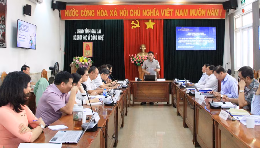 ths-nguyen-nam-hai-chu-tri-hoi-dong.jpg