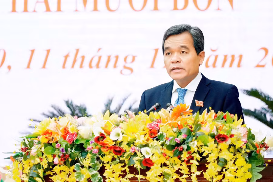 bi-thu-tinh-uy-chu-tich-hdnd-tinh-ho-van-nien-phat-bieu-be-mac-ky-hop.jpg