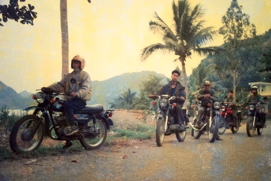 Những người lái xe Minsk làm nghề xe ôm ở huyện đảo Cát Hải, năm 1993