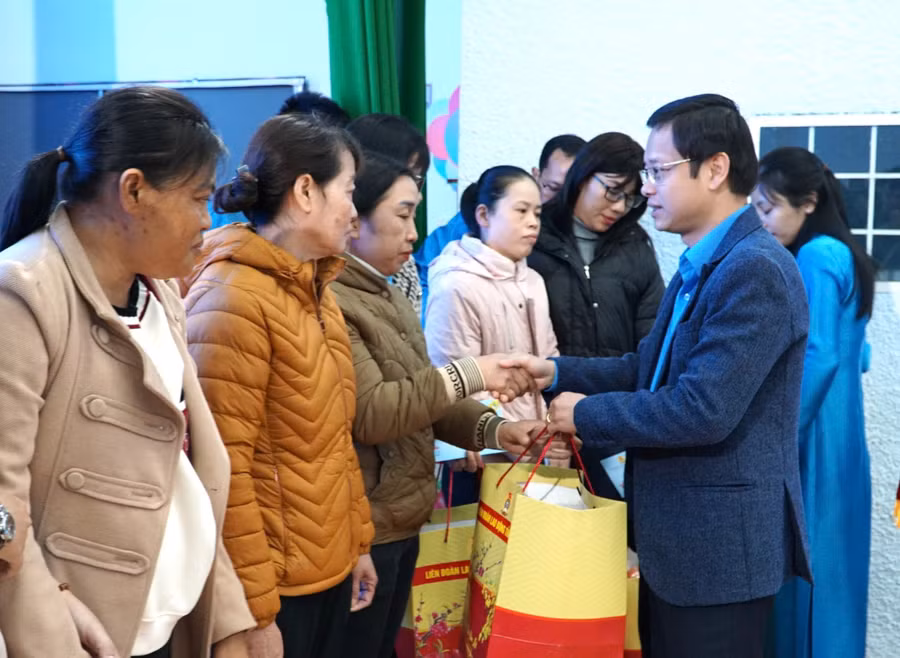 chu-tich-ldld-tinh-nguyen-hoang-phong-tang-qua-cho-nguoi-lao-dong-co-hoan-canh-kho-khan-anh-dy-1.jpg
