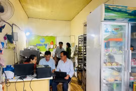Đoàn kiểm tra yêu cầu hộ kinh doanh Hoàng Phát khắc phục các tồn tại về điều kiện vệ sinh.