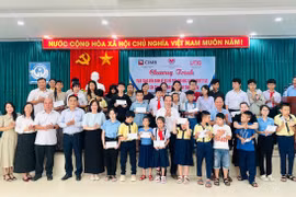 Trao sinh kế và hỗ trợ học sinh khuyết tật, mồ côi có hoàn cảnh khó khăn