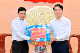 Phó Bí thư Tỉnh ủy Nguyễn Ngọc Lương và Phó Chủ tịch UBND tỉnh Dương Mah Tiệp tiếp xã giao đoàn đại diện Tòa Giám mục Giáo phận Kon Tum