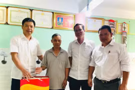 Phó Chủ tịch UBND tỉnh Nguyễn Hữu Quế thăm, tặng quà các gia đình chính sách