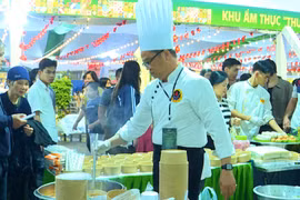 Anh Trần Bửu Thưởng-Bếp trưởng Khách sạn Mường Thanh Quy Nhơn chế biến món bún chả cá Quy Nhơn cho thực khách. Ảnh: Phi Long
