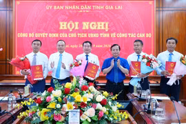 Đại diện lãnh đạo UBND tỉnh Gia Lai trao quyết định và tặng hoa chúc mừng Hội đồng Thành viên Công ty TNHH Lâm Nghiệp Gia Lai