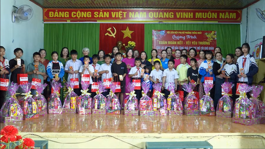 clb-me-do-dau-hoi-lhpn-phuong-thong-nhat-tang-qua-li-xi-cho-tre-mo-coi.jpg