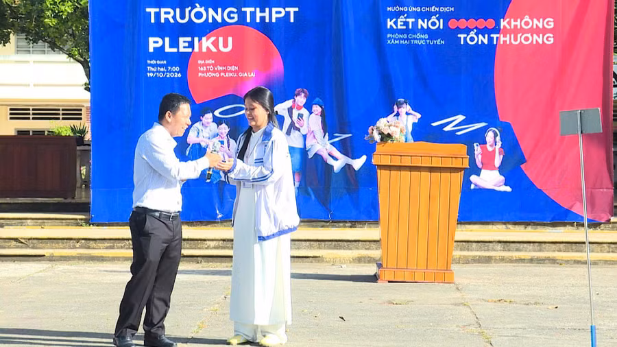 anh-tran-quoc-cuong-thanh-vien-clb-niem-tin-so-gia-lai-chia-se-ky-nang-bao-ve-thong-tin-hinh-anh-ca-nhan-tren-khong-gian-mang-cho-hoc-sinh.jpg