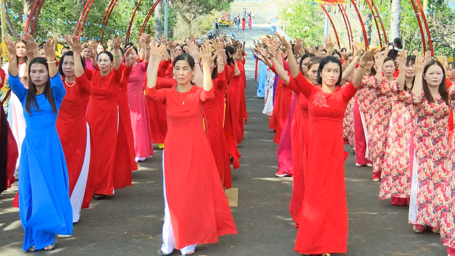 hoi-vien-phu-nu-xa-bien-ho-tham-gia-dong-dien-dan-vu-tai-khu-du-lich-bien-ho.jpg