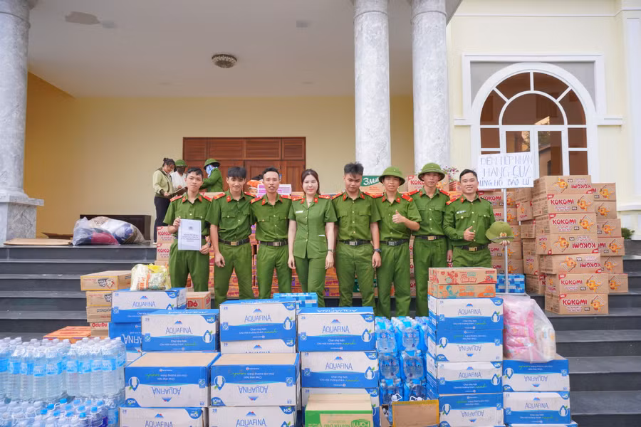 can-bo-chien-si-trai-giam-gia-trung-ung-ho-cac-nhu-yeu-pham-thiet-yeu-cho-ba-con-bi-thiet-hai-do-bao-lu.jpg