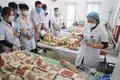 Địa phương mạnh tay ‘đặt hàng’ bác sĩ: Miễn học phí, hỗ trợ sinh hoạt để đổi lấy cam kết trở về