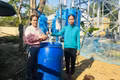 Bà Ksor H’Nhir (bìa phải, buôn Ma H’Rai, xã Ia Hiao) phấn khởi khi nước sạch được dẫn về tận nhà. Ảnh: H.T