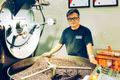 Anh Nguyễn Quốc Đạt (phường Phù Đổng, TP. Pleiku) không chỉ là thợ rang nổi tiếng mà còn trở thành người thầy của hàng trăm bạn trẻ có chung niềm đam mê. Ảnh: T.D