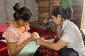 “Đi từng ngõ, gõ từng nhà” tiêm vắc xin cho trẻ