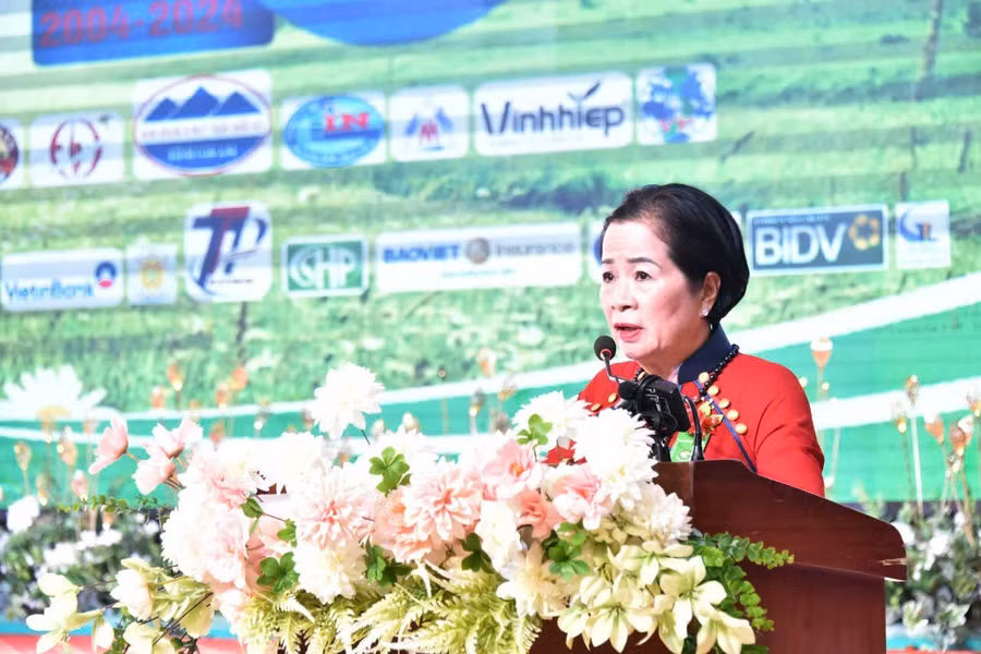 Bà Nguyễn Thị Sen-Chủ tịch Hiệp hội Doanh nghiệp tỉnh phát biểu khai mạc. Ảnh Đức Thụy.jpg