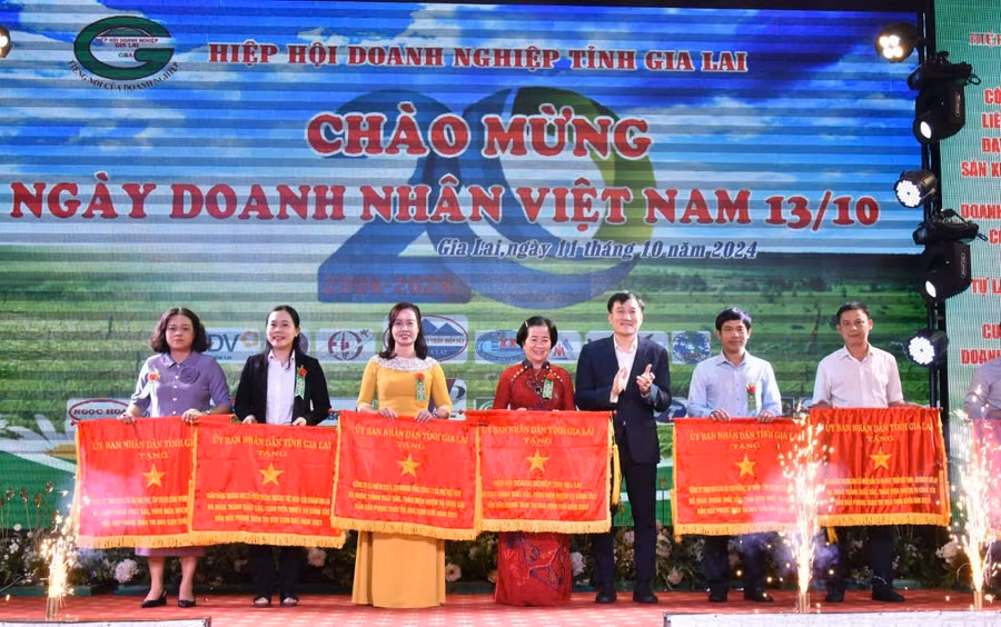 co-thi-dua-trao-cho-8-tap-the-4682.jpg