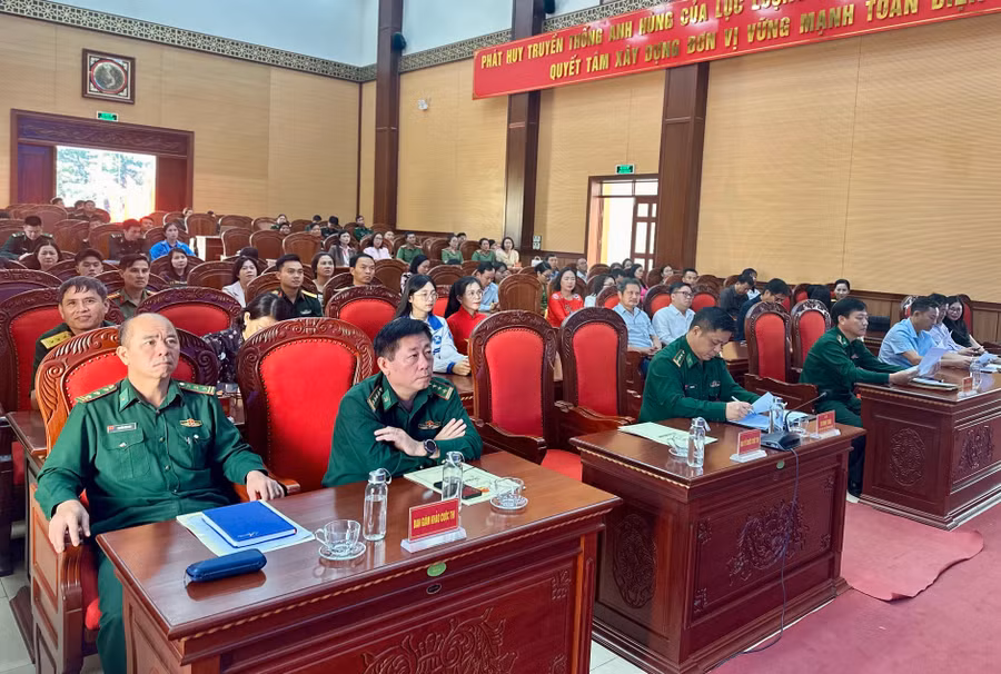 cac-dai-bieu-tham-du-le-trao-giai-anh-ha-duy.jpg