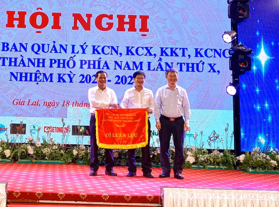 trao-co-luan-luu-cho-ban-quan-ly-khu-kinh-te-tinh-tay-ninh-don-vi-dang-cai-to-chuc-hoi-nghi-giao-ban-cau-lac-bo-lan-thu-xi-anh-ha-duy-5315.jpg