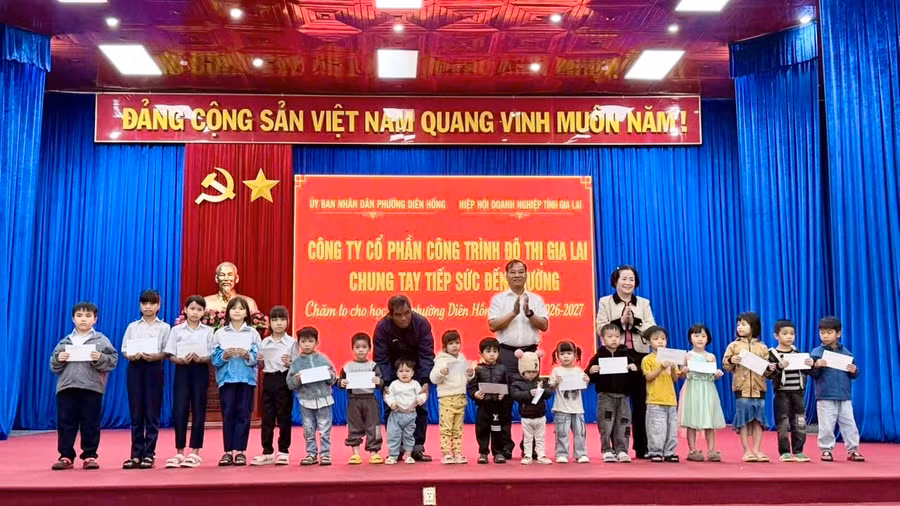 dai-dien-lanh-dao-ubnd-phuong-dien-hong-va-cong-ty-cp-cong-trinh-do-thi-gia-lai-tang-qua-cho-cac-em-hoc-sinh-tren-dia-ban-phuong-anh-ha-duy.jpg