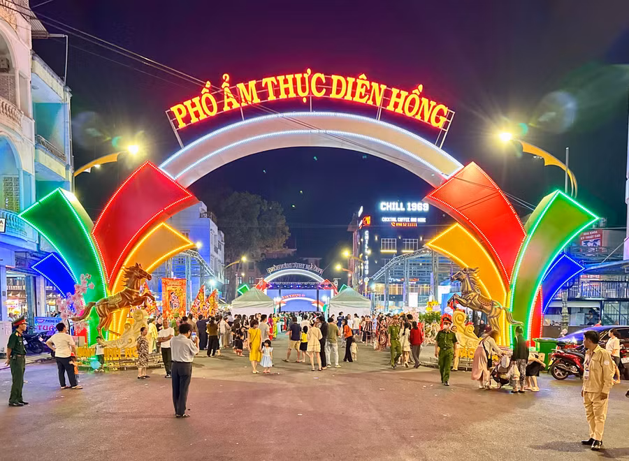 rat-nhieu-nguoi-dan-den-du-le-khanh-thanh-va-tham-quan-thuong-thuc-cac-mon-an-dac-sac-tai-pho-am-thuc-dien-hong-anh-ha-duy.jpg
